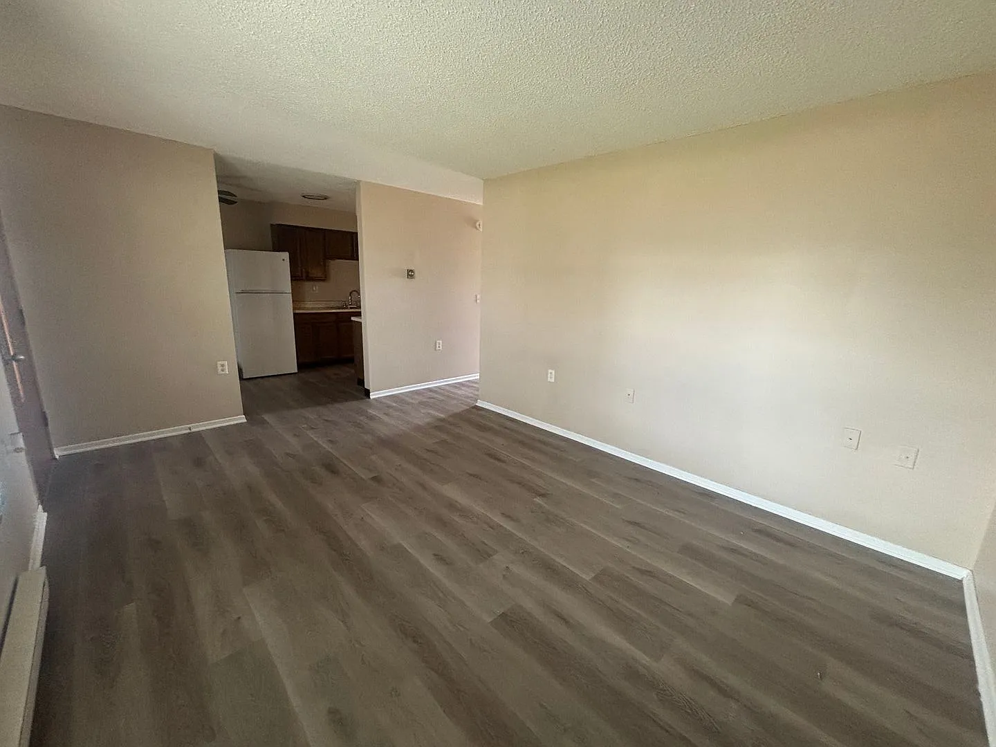 Colonial Apartments — Photo 2