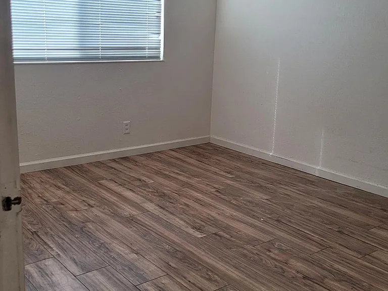 29399 Dixon St — Photo 4