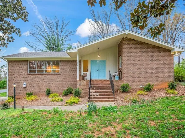 1729 Turfwood Dr, Pfafftown, NC 27040