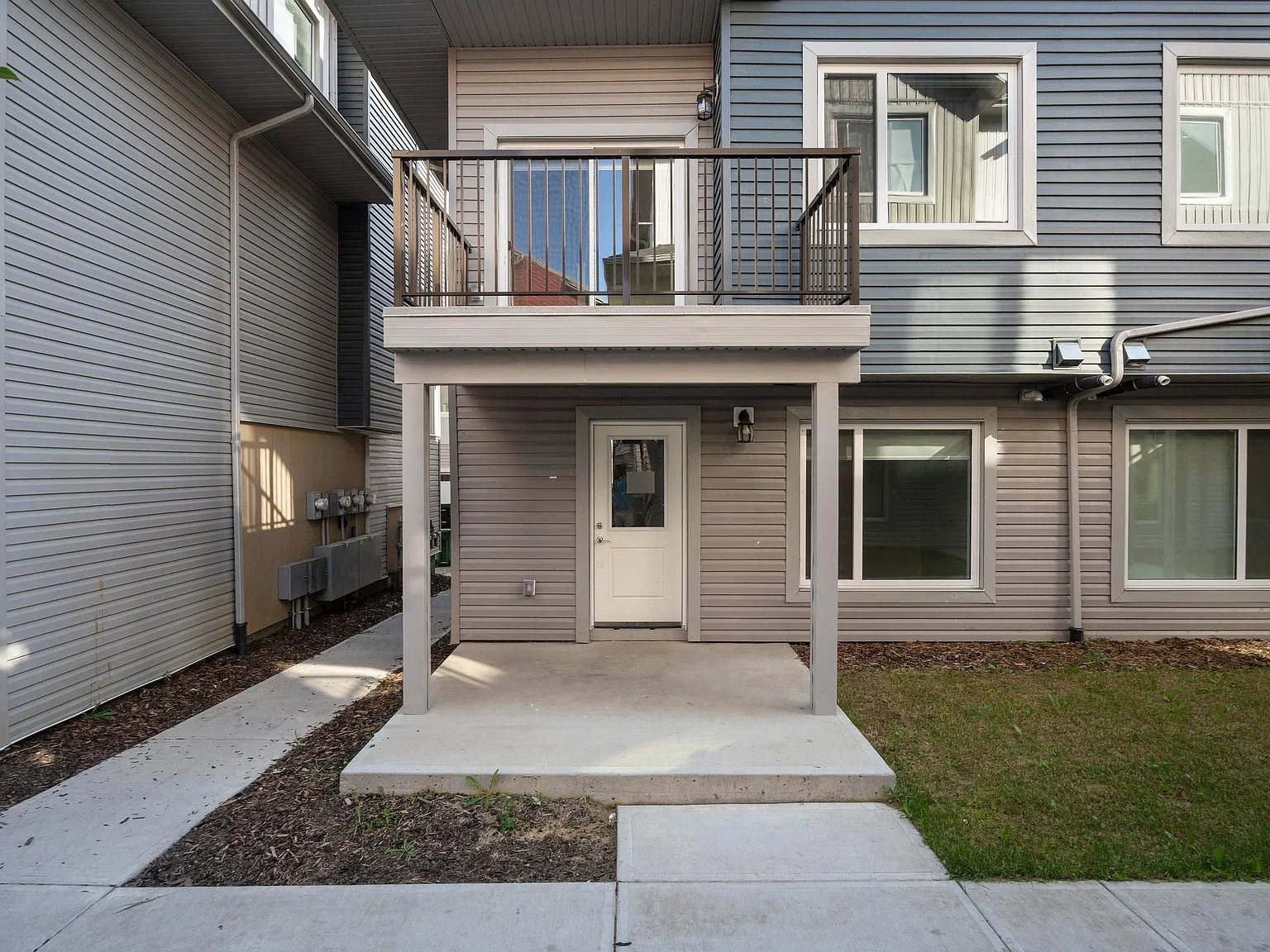 3 bed, 2.5 bath, 1600 sqft, $1,999 — Photo 2