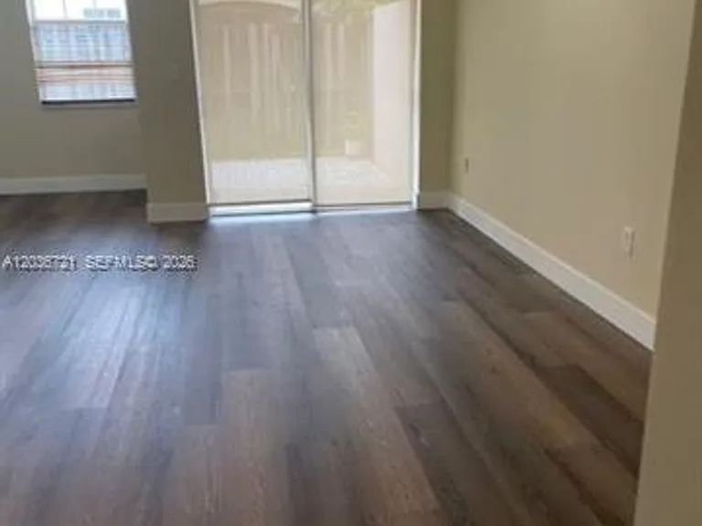 211 Las Brisas Cir #211 — Photo 7