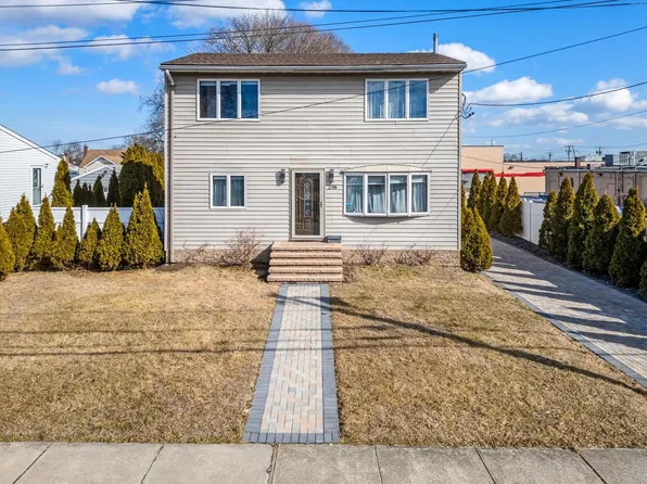256 Phyllis Drive, Lindenhurst, NY 11757