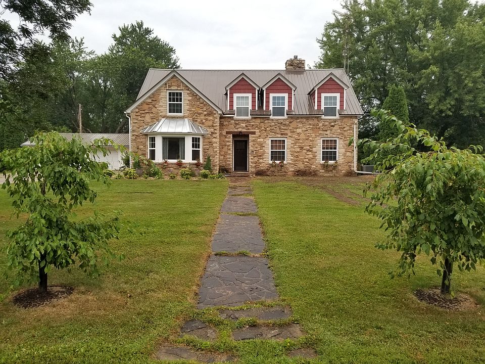 1st image of 208 E Division St