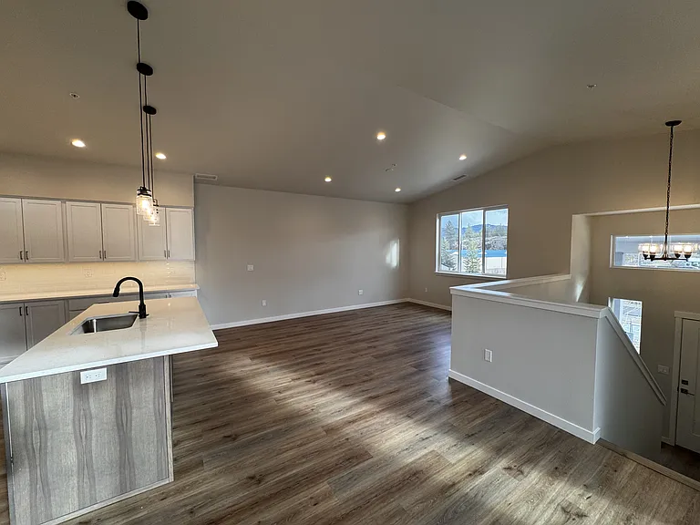 994 E Railroad Ave — Photo 5