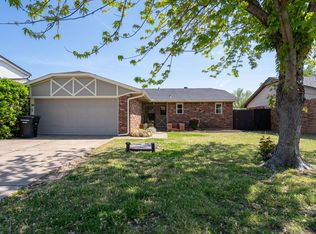 932 NW 9th St, Moore, OK 73160