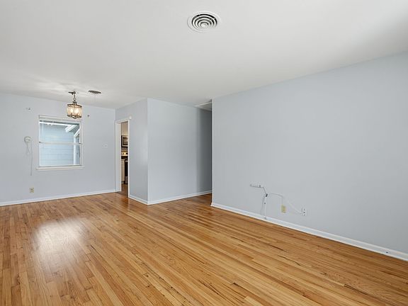 5th image of 135 Brettonwood Dr #135