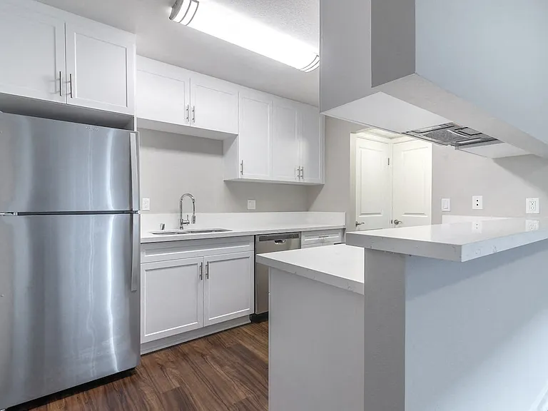 Beverly Plaza Apartments — Photo 26