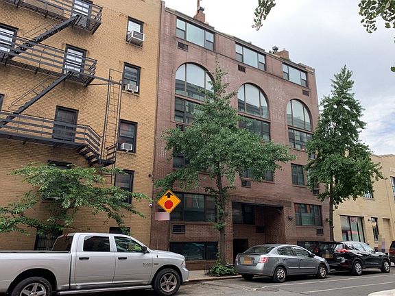 3rd image of 838 Greenwich St #Pad