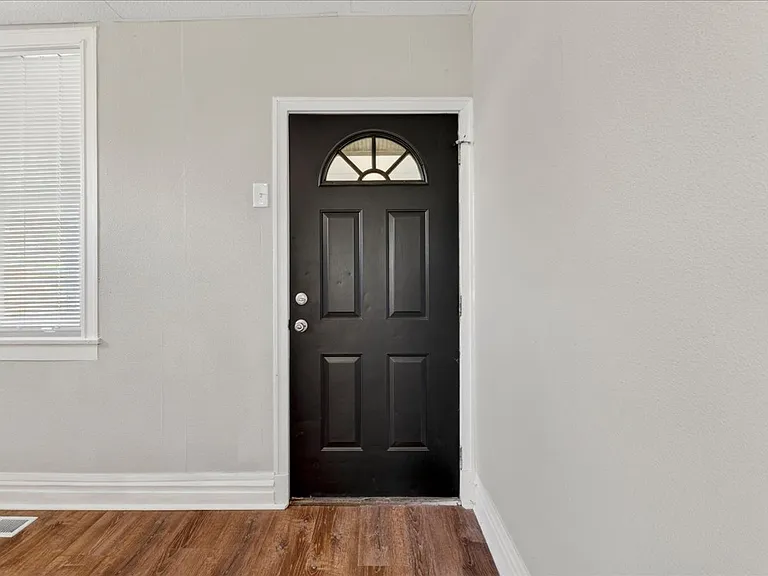 6118 Vermont Ave — Photo 8