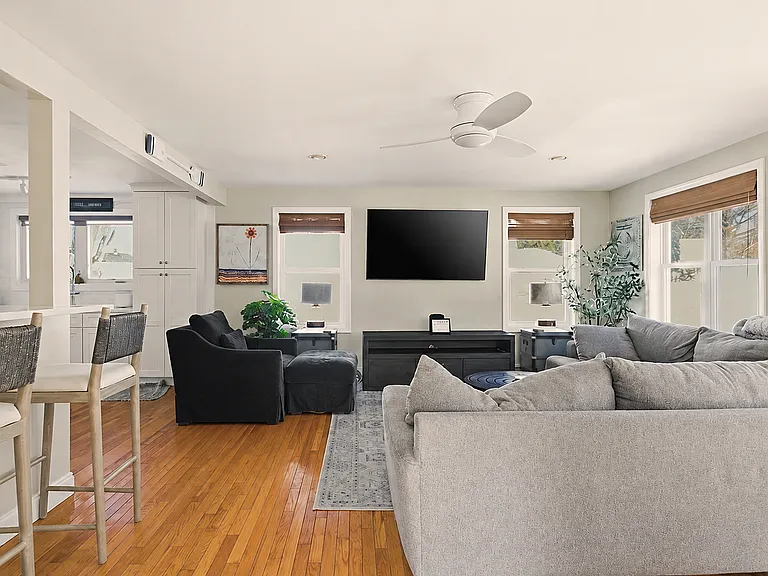 118 Center Ave — Photo 9