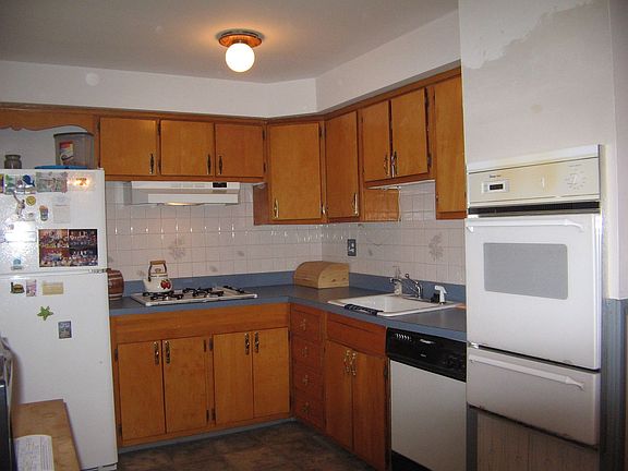 Kitchen, Wall Oven, Gas Cooktop