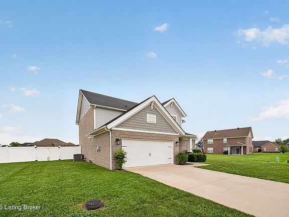 5th image of 587 Montrose Dr