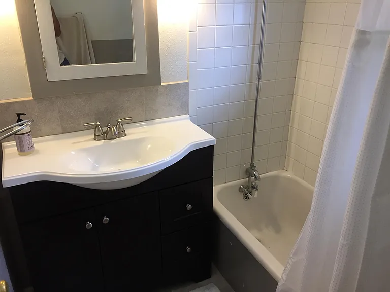 Bathroom with tub/shower