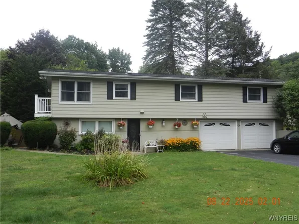6390 Deanna Dr, Hamburg, NY 14075