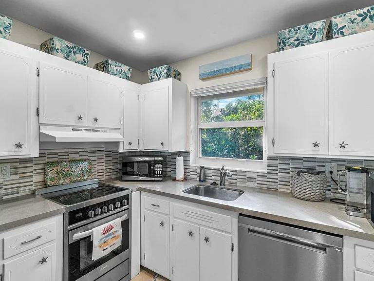 100 Venetian Dr #9 — Photo 15