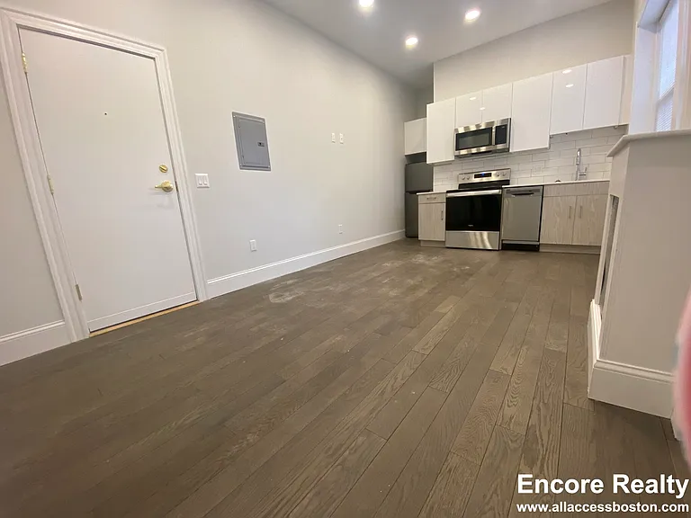 104 Queensberry St #11 — Photo 3