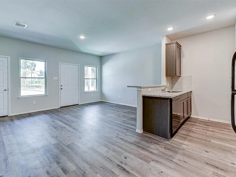 407 E Avenue G — Photo 4