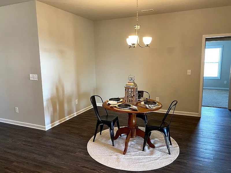 3 bed, 2.0 bath, 2060 sqft, $1,800 — Photo 3
