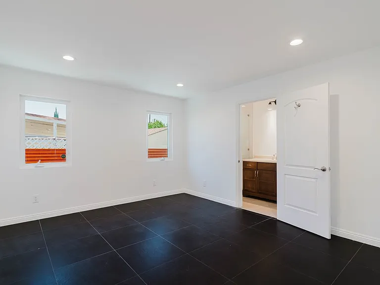 13856 Runnymede St — Photo 19