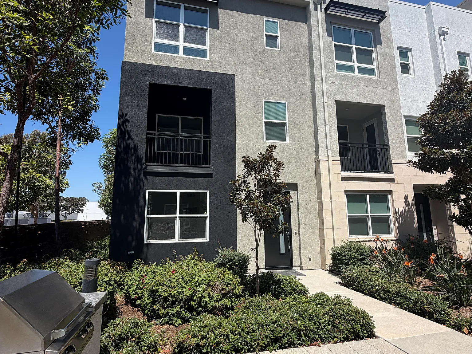 4 bed, 1940 sqft, $5,450 — Photo 1