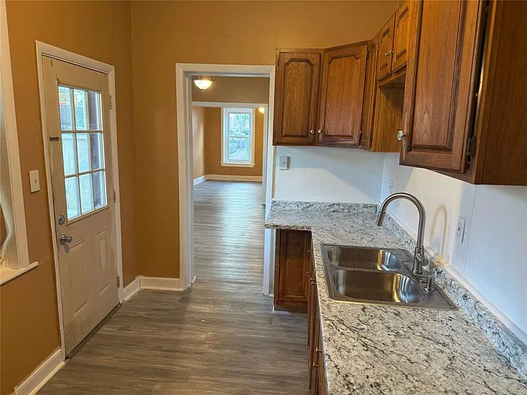 917 Center St — Photo 17