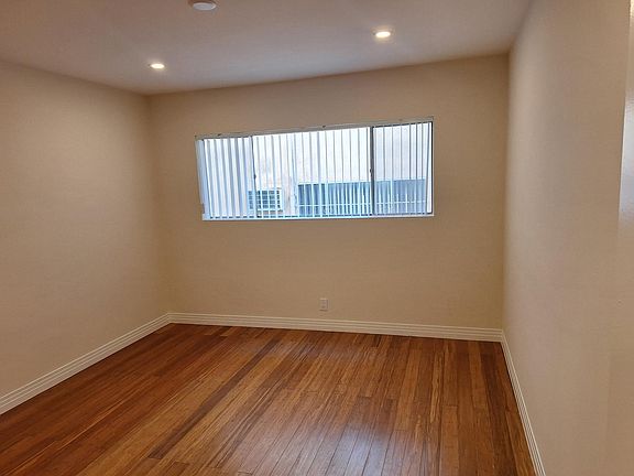 3rd image of 3840 Ingraham St #1ceeceba9