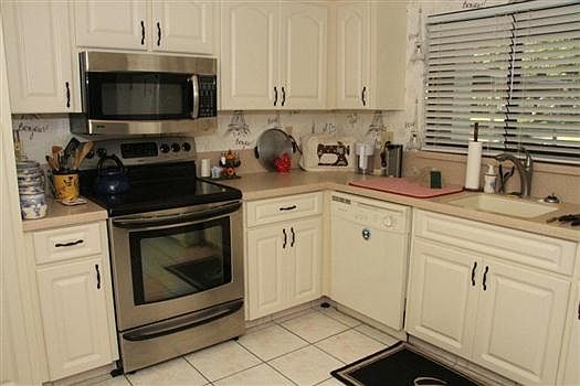 2nd image of 2526 Laurelwood Dr APT A