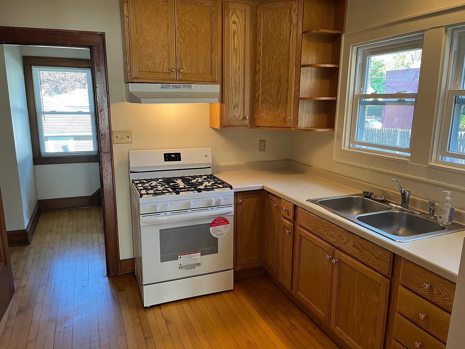 2 bed, 1000 sqft, $1,290 — Photo 3