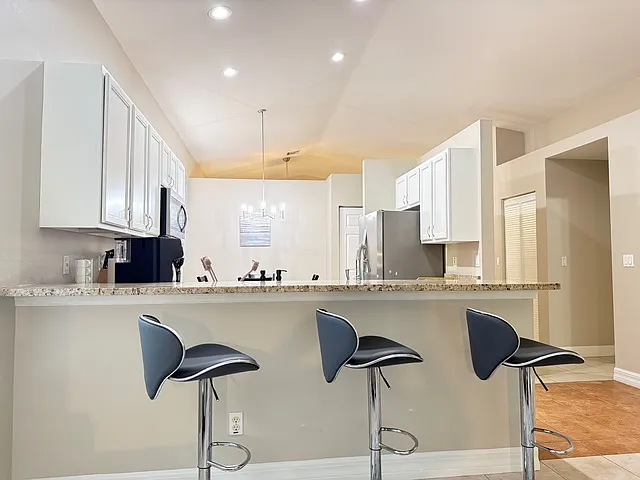 4 bed, 2078 sqft, $6,625 — Photo 2