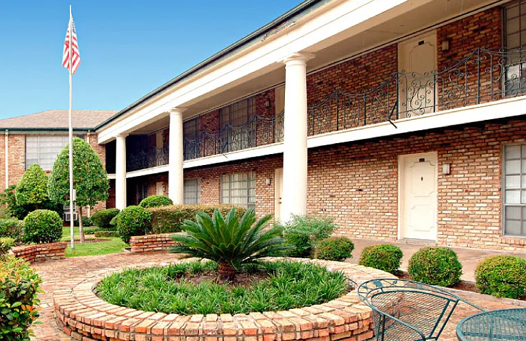 Plantation Apartments — Photo 12