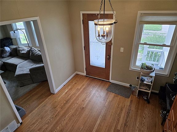 4th image of 493 Benton St