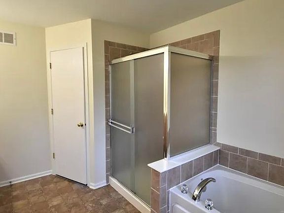 3rd image of 1629 Victoria Park Cir
