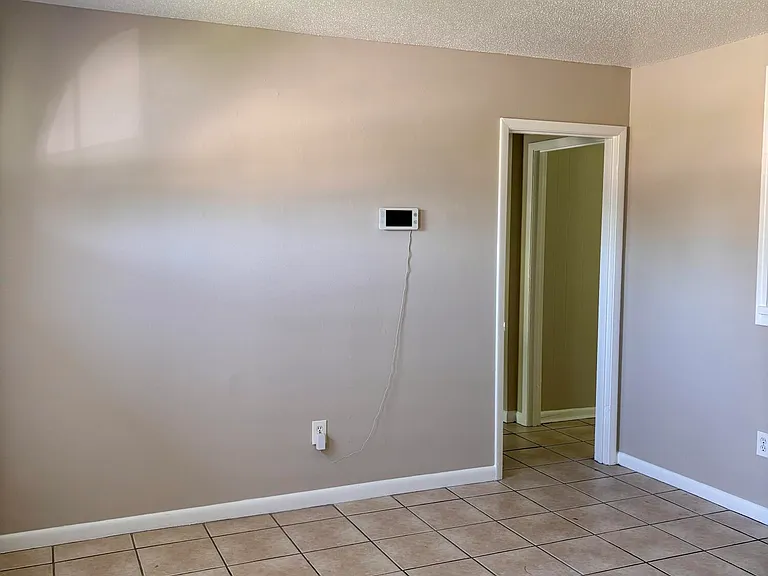 2218 Woodside Dr — Photo 2