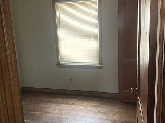 3rd image of 910 Bell Dr