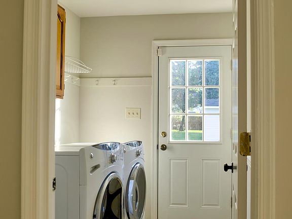 Laundry room (W&D included)