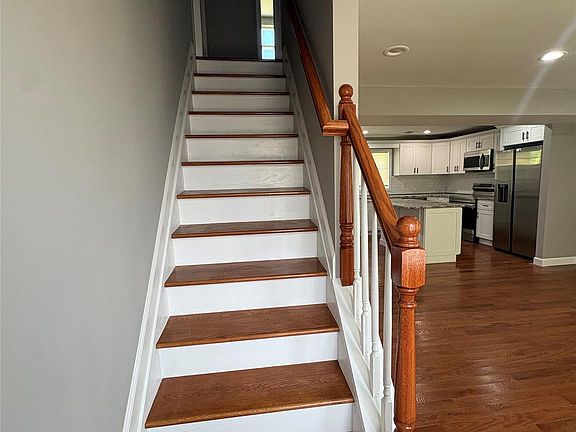 3rd image of 7 E Lakeland Street