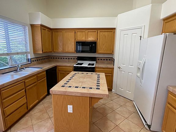 5th image of 68 White Birch Ct
