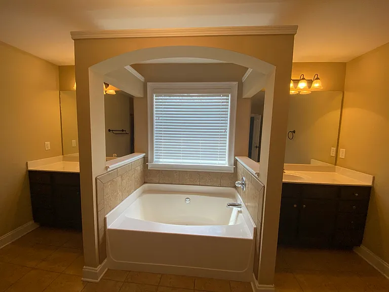 Dual sinks with soaking tub