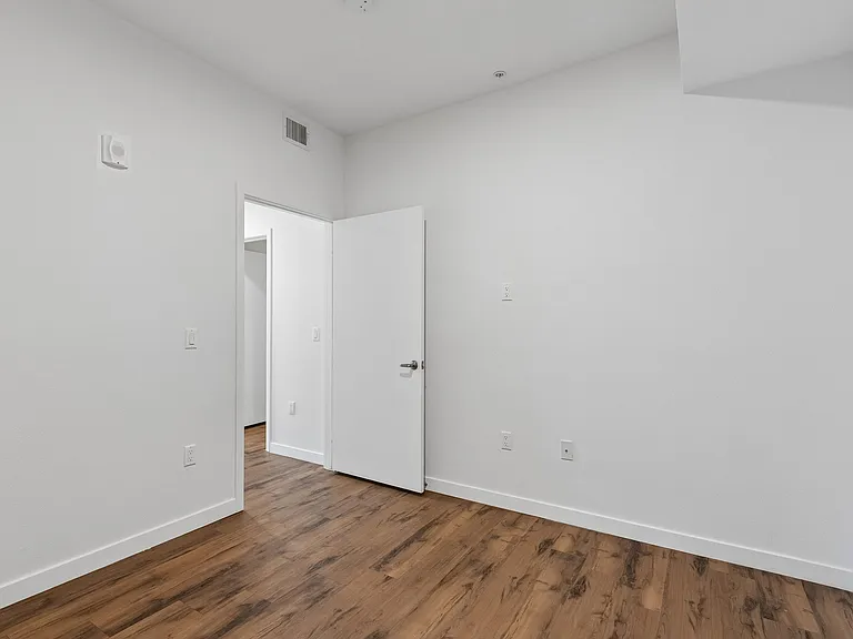 Maxwell Apartments — Photo 42
