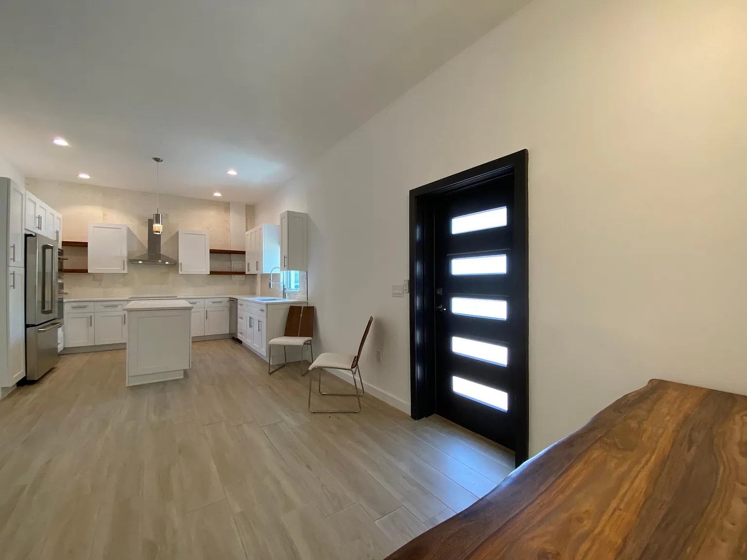 2 bed, 800 sqft, $1,900 — Photo 2