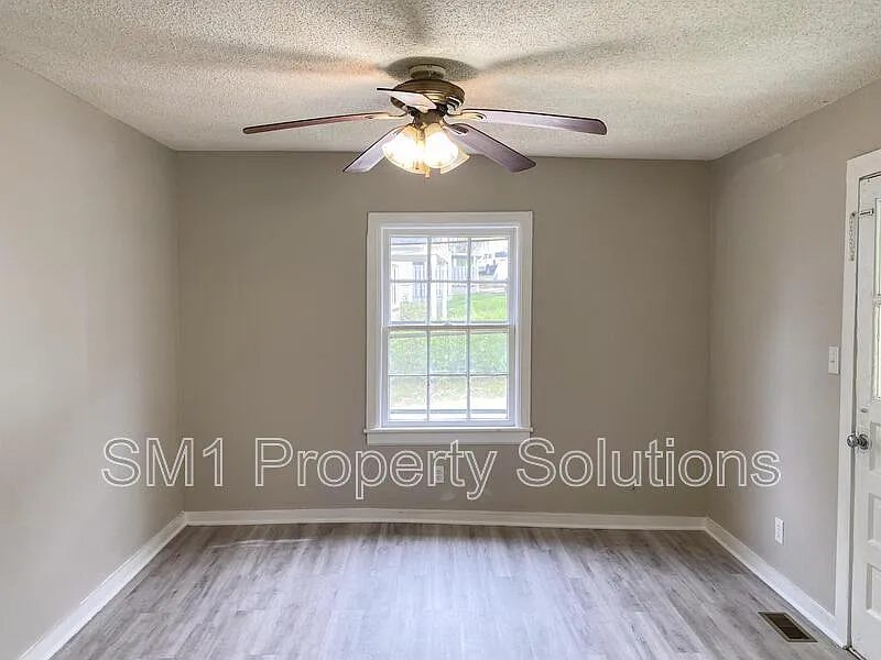 3 bed, 1.0 bath, 800 sqft, $1,350 — Photo 2