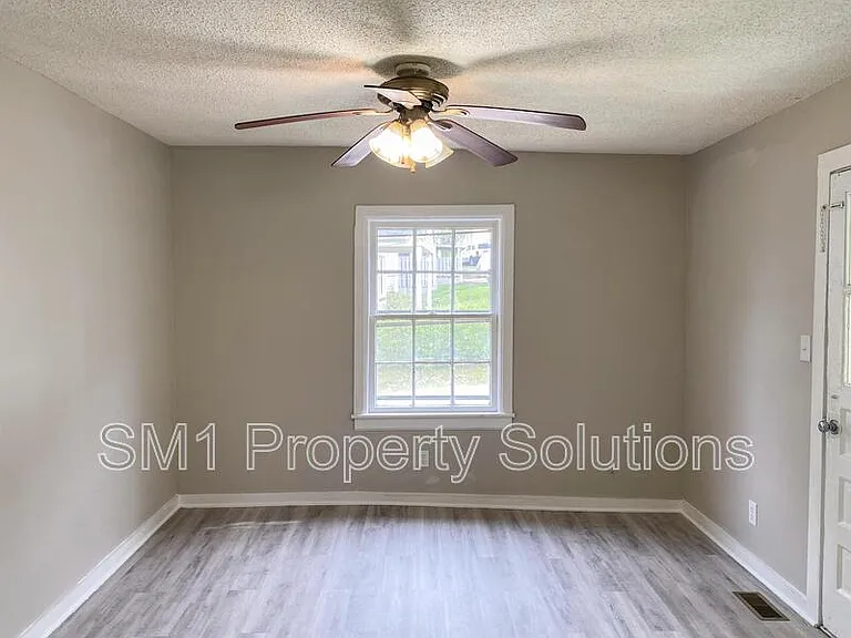915 Willow Rd — Photo 4