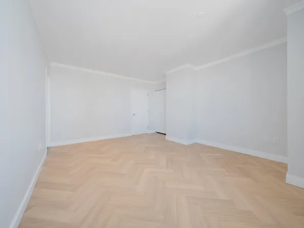 160 Riverside Boulevard image 20 of 21