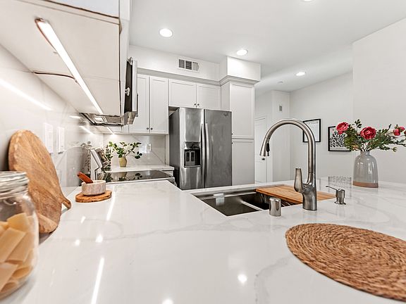 5th image of 503 S Brea Blvd Unit 18