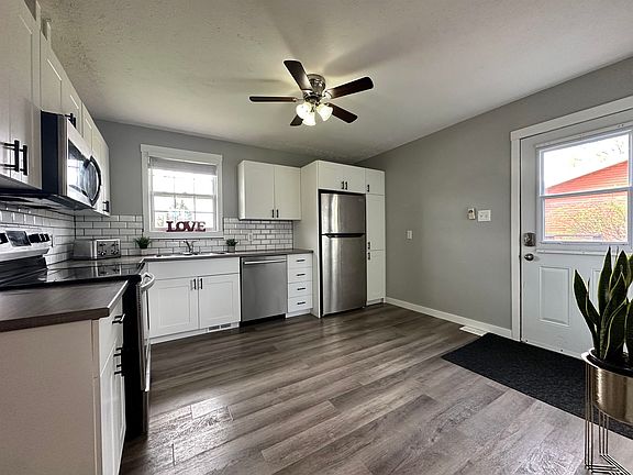 3rd image of 150 Parkwood Cres