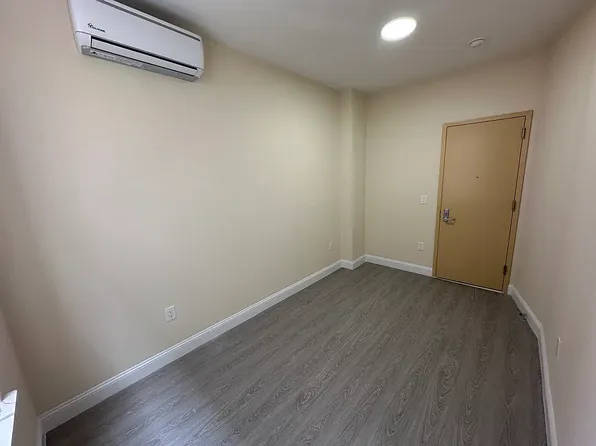 946 Saint Nicholas Avenue image 11 of 12