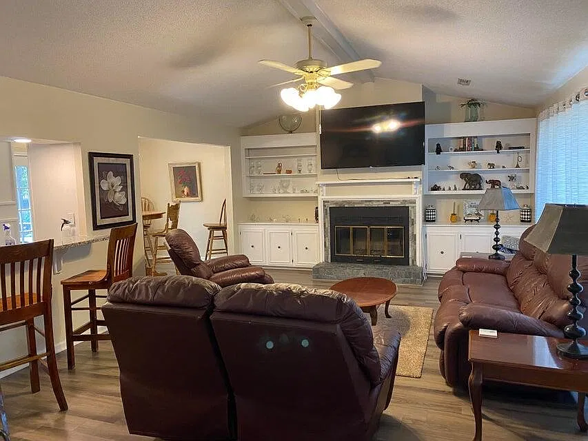 3 bed, 1677 sqft, $2,400 — Photo 2