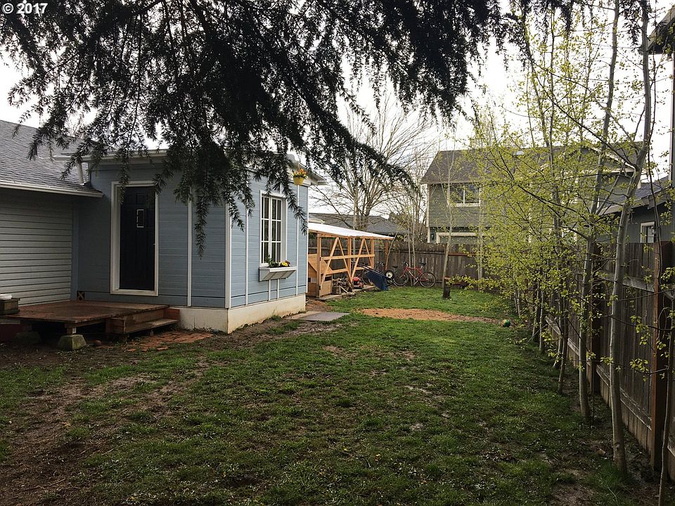 2nd image of 325 Cambridge Dr