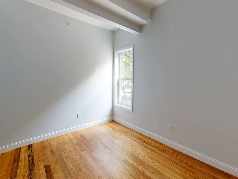 544 Whitney Ave — Photo 18