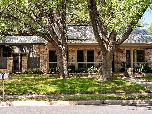 3rd image of 10810 Pinehurst Dr #1